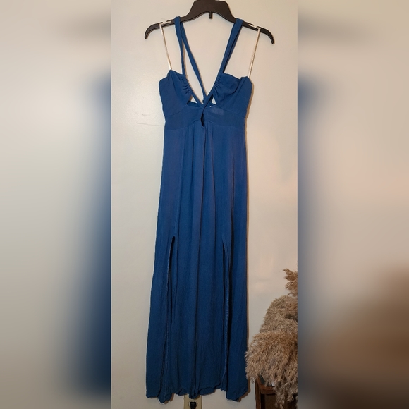 Pretty maxi dress with keyhole front design and flattering slit.  Size Small - Picture 3 of 4